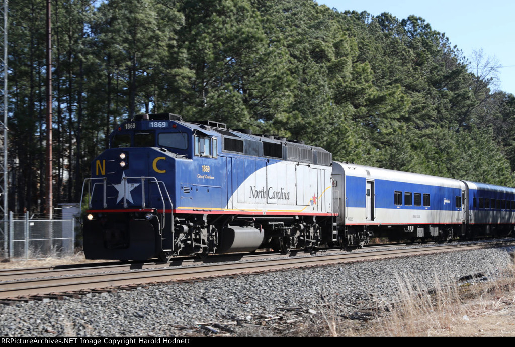 RNCX 1869 leads train P075-10